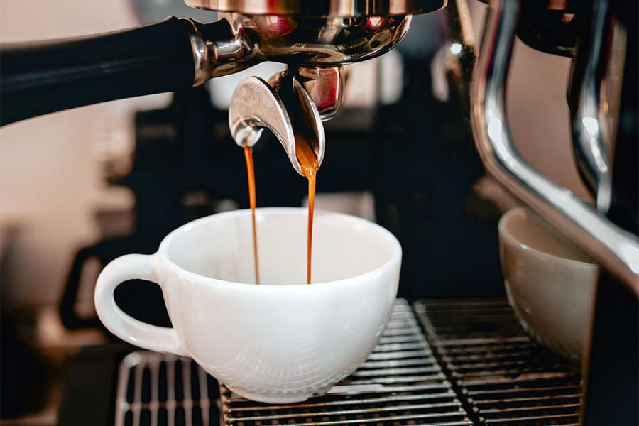 Machine to brew espresso beans