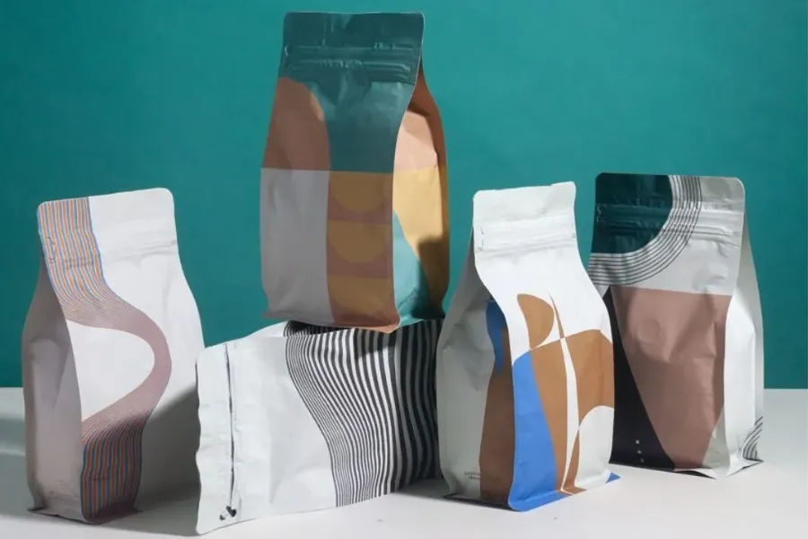 Flat-bottom bags can stand upright on the shelf